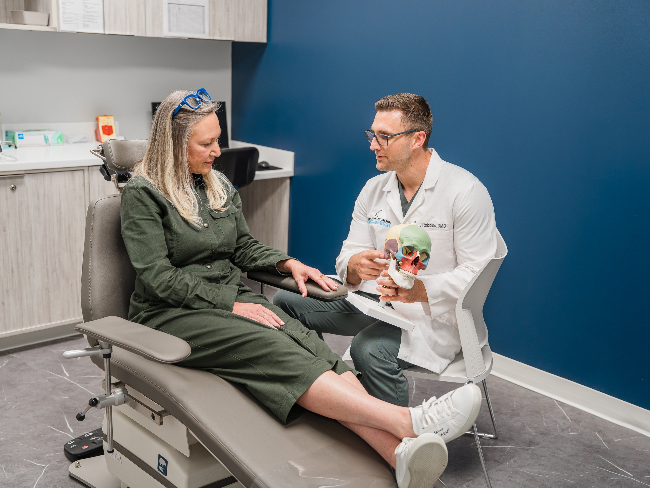 Dr. Robbins Orofacial Pain Specialist in Raleigh, NC has a consultation with a patient.