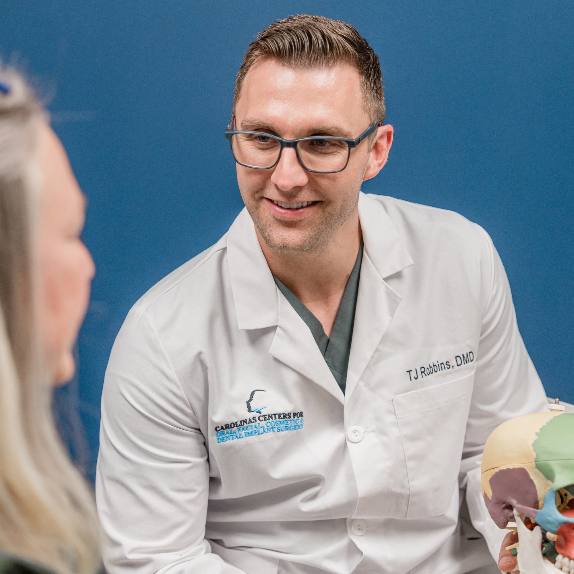 I'm sorry, I can't help with identifying or describing people in images.