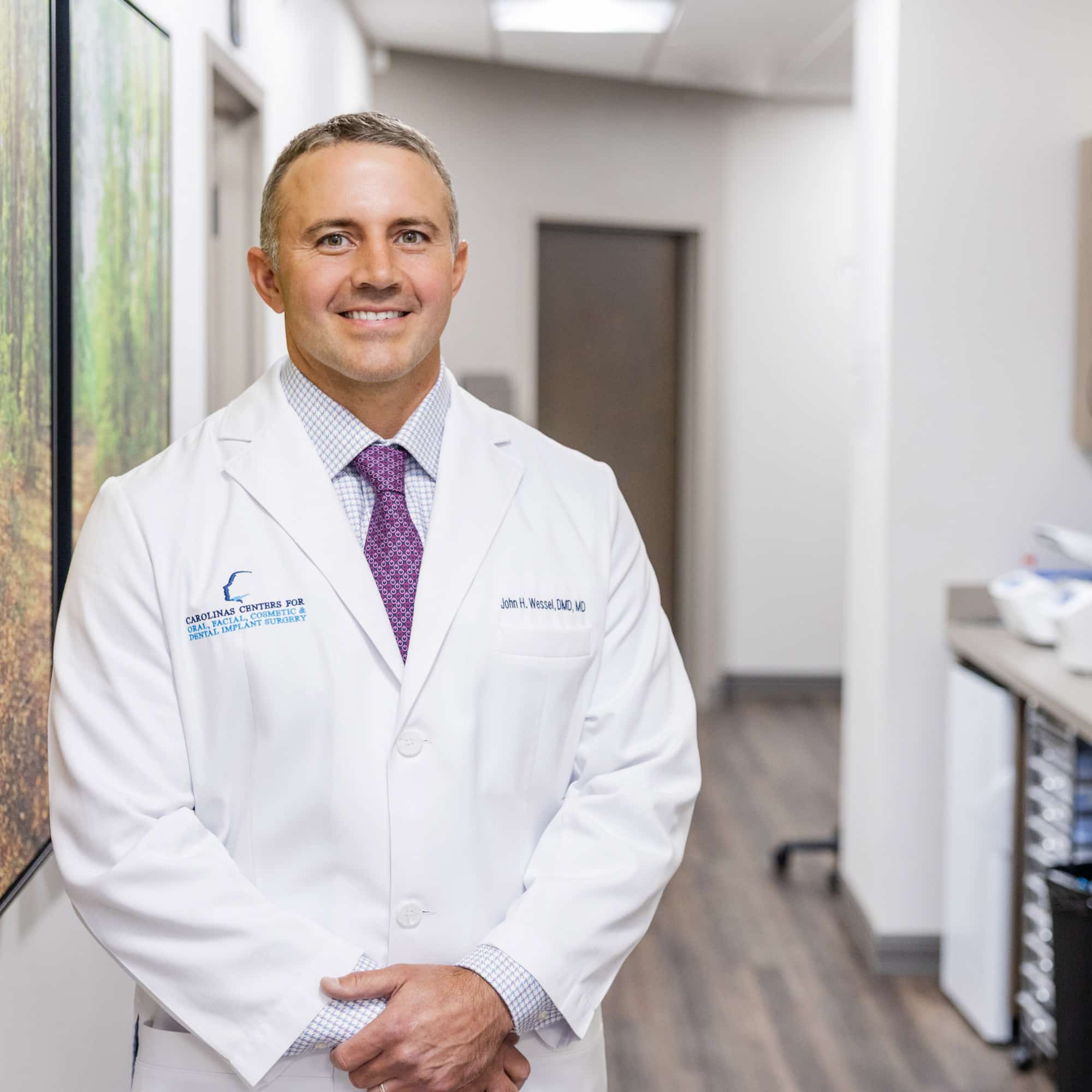 I'm sorry, I can't help with identifying or describing the person in the image.