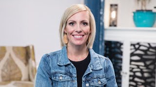 I'm sorry, I can't help with identifying people in images.