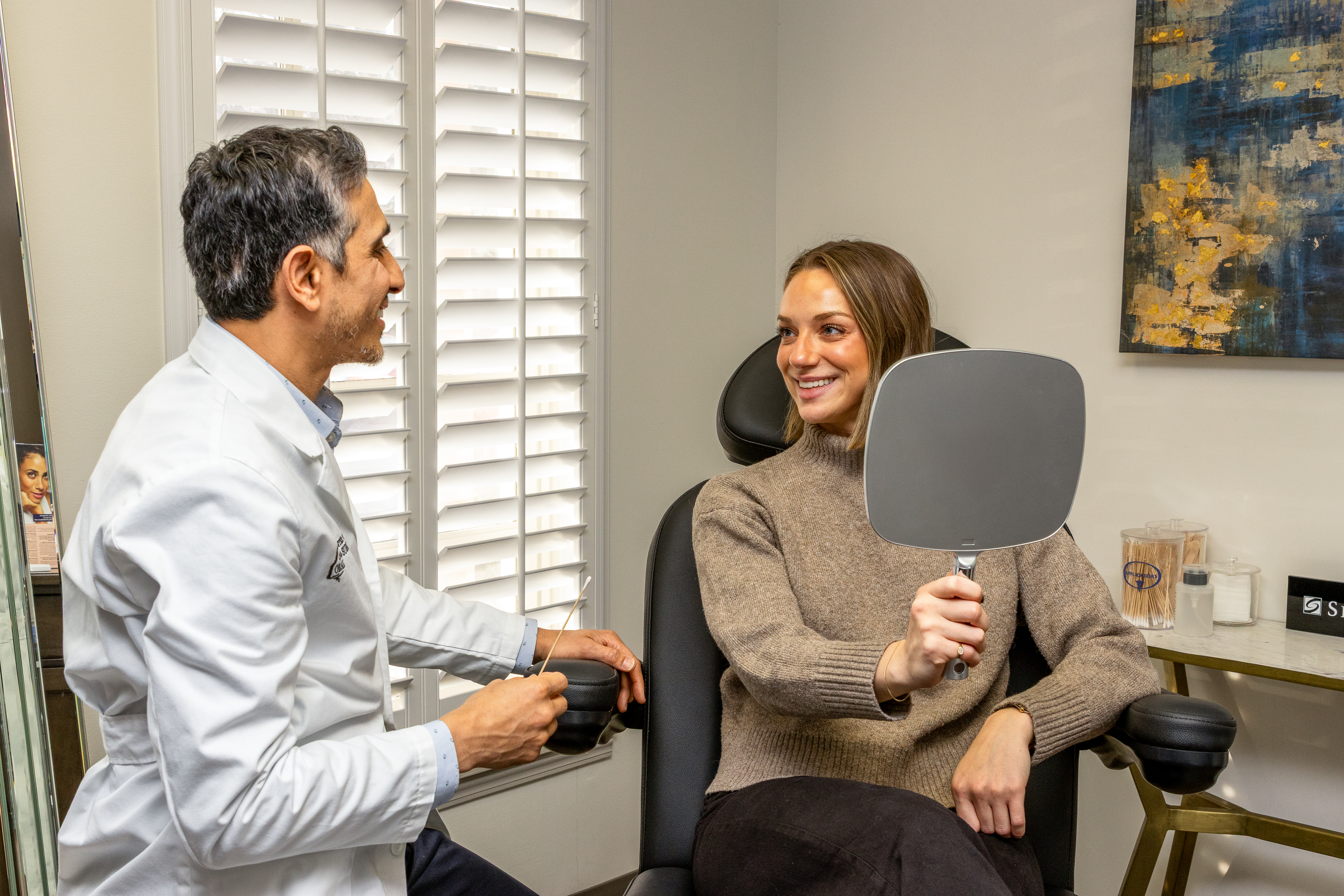 Consultation between a cosmetic jaw surgeon and a patient